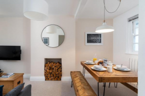 Stylish Two Bedroom Cottage - In Town Centre